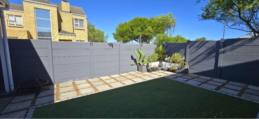 To Let 3 Bedroom Property for Rent in Uitzicht Western Cape